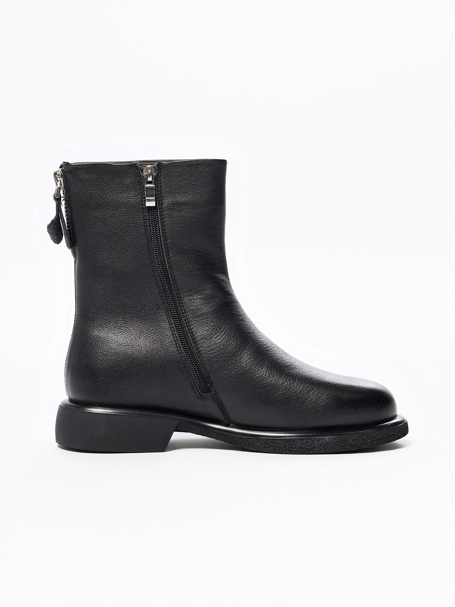 Ботинки черного цвета с декоративным замком сзади